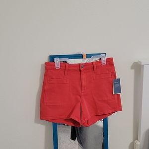 Red short